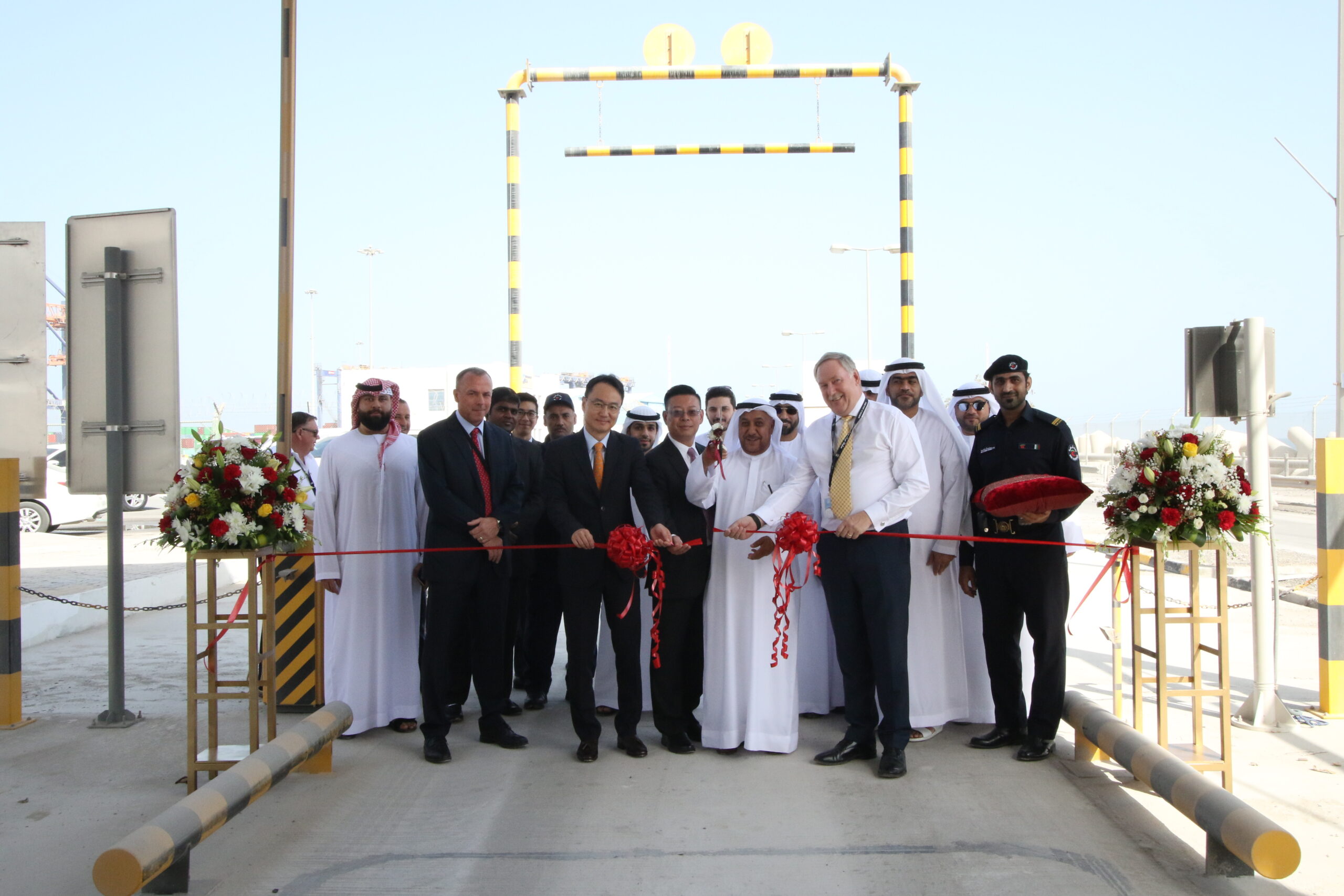 جمارك رأس الخيمة تفتتح جهـاز فحص الحاويات الجديد في ميناء صقر